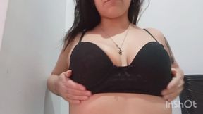 Lamer pezones con piercing