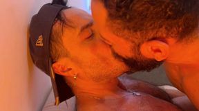 julio e ricardo zaad: meti vara no massagista arabe barbudo gostoso