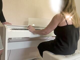 Частный урок игры на фортепиано с mother I'd like to fuck учительницей стал очень непослушным