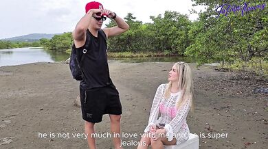 Hago un trio con mi novio y su amigo en la playa