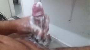 Batendo uma punheta cheio de sab&atilde_o na rola