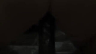 Lähikuva soolo brittiläinen amatööri ratsastaa valtava dildo vibraattori hänen tiukka perseeseen