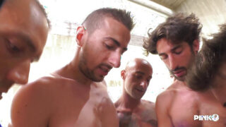 Las enormes tetas de Malena Nazionale rebotan en un intenso gangbang anal