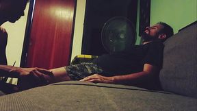 Dando al macho una atenci&oacute_n especial, lleg&oacute_ cansado y lo relajo con una buena mamada en el sof&aacute_.