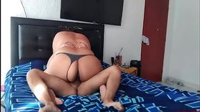 Le Abro el Culo Mientras me Cabalga la Polla con su Enorme Culo de Colombiana