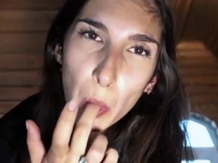 Una joven y bonita muy sometida