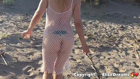 m’exhibant nue sous ma robe transparente en allant a la plage