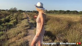 m’exhibant nue sous ma robe transparente en allant a la plage