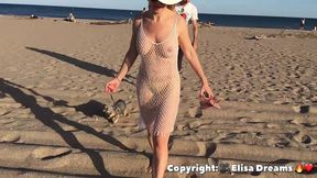 m’exhibant nue sous ma robe transparente en allant a la plage