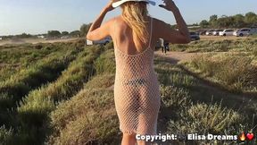 m’exhibant nue sous ma robe transparente en allant a la plage
