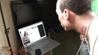 異人種間 フェラチオ, 射精, カップル, 生ハメ, 舐め, コンドーム – タトゥーを入れた若いコーディ・カイラーが大きな黒いチンポでアナルファック