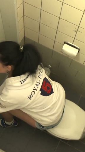 Egon fickt die Nichte auf dem Bahnhofsklo   Clip 1
