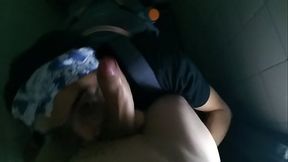 chupando pija en un ba&ntilde_o