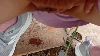 💧 outside with pants slipping