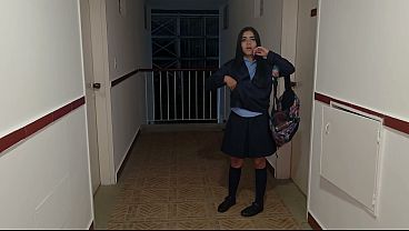 Encuentro a mi vecina con su uniforme de colegio afuera de su casa