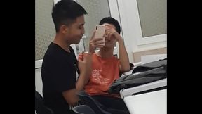 Giờ học tiếng anh bổ &iacute_ch của 2 nam sinh