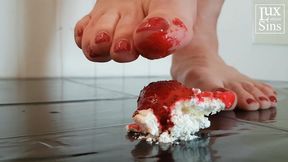 Strawberries and Cream Foot Crush - Food Crushing with Lady Vyra (AVI)