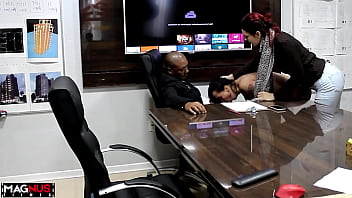 Empresá_rio fodendo contadora gostosa no escritó_rio foi flagrado por sua mulher