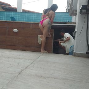 MORENA MARRIED WAITED FOR HER HUSBAND TO LEAVE THE HOUSE TO GIVE HER PUSSY TO THE SWIMMING POOL