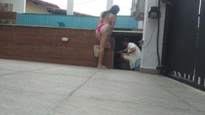 MORENA MARRIED WAITED FOR HER HUSBAND TO LEAVE THE HOUSE TO GIVE HER PUSSY TO THE SWIMMING POOL
