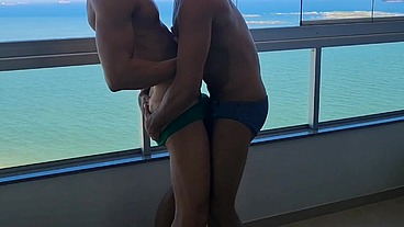Viajei com meu amigo RENBRI CARIOCA , para a casa de praia em Vila Velha Espírito Santo e transamos gostoso de frente para o mar sexo bareback, na pele, no pelo