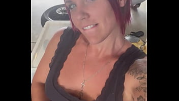 Je fais ma grosse cochonne en m&#039_exhibant dans un box moto au milieu des motards ...
