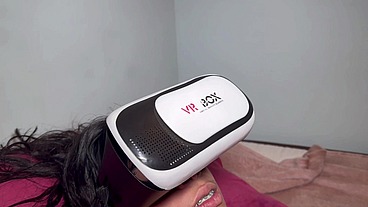 Mamãe e papai tão excitados pela Entiada que está tocando siririca enquanto assiste filme com seu óculos virtual pai e mãe faz sexo encima dela