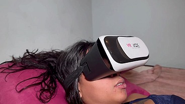 Mamãe e papai tão excitados pela Entiada que está tocando siririca enquanto assiste filme com seu óculos virtual pai e mãe faz sexo encima dela