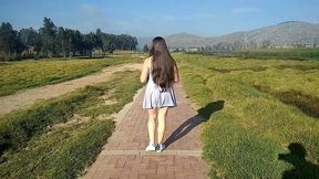 hermanastra se pone de exhibicionista en el parque, termina llena de leche de su hermanastro.