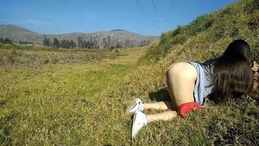 hermanastra se pone de exhibicionista en el parque, termina llena de leche de su hermanastro.