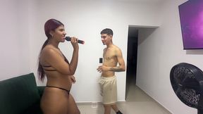 hermanastro tu microfono me gusta. le enseno clases de canto con mi enorme polla a mi pequena hermanastra.