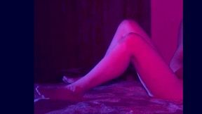 esposa desnuda en la cama jugando con su amigo