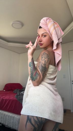 brazilian 19yo dancing funk in a towel