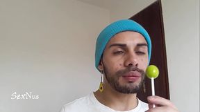 Chupando rico candy en mi deliciosa boca