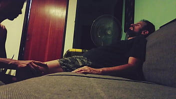 Dando al macho una atenci&oacute_n especial, lleg&oacute_ cansado y lo relajo con una buena mamada en el sof&aacute_.