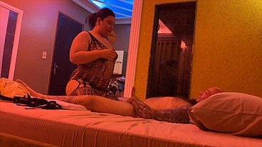 novinha da bunda gigante fazendo oral no gordinho do pau pequeno