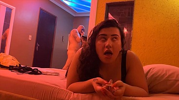 novinha da bunda gigante fazendo oral no gordinho do pau pequeno