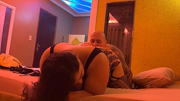 novinha da bunda gigante fazendo oral no gordinho do pau pequeno