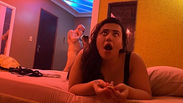 novinha da bunda gigante fazendo oral no gordinho do pau pequeno
