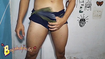 NOVINHO DANÇANDO E GOZANDO OUVINDO BREGA FUNK