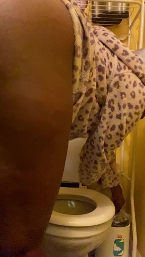 Sexy Peeing Ebony Pissing
