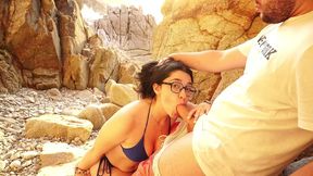 💋una desconocida se acerca en la playa... ¡y se lo traga todo en 4k! 🌴🔥