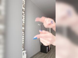shy teen shemale trying her dance move until u notice her