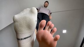 A giant man’s favorite tiny - Feet Vini (MP4-HD 1080p)