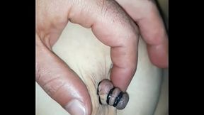 Me grabo mientras mi vecino me coje y ata y juega con mis pezones. Nipple Bondaje