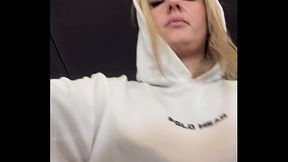 Sapatona fica com muito tes&atilde_o na academia vendo mulheres e homens vendo sua camisa transparente mostrando os seu bicos do peito suado e duro