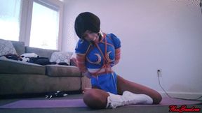 Chun Li Cosplayer Escape Challenge Part 1