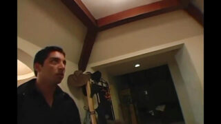 Scarlett Ventura, une salope asiatique aux fesses rebondies et au cul généreux, se fait enculer par Marcos Leon.