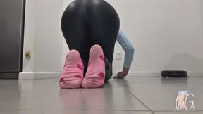 Limpando o chão com a bunda pra cima dê quatro vestindo meias sujas com chulé e calça de couro - 4K MOV