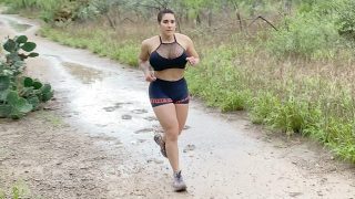 فيلم إباحي عام لامرأة ناضجة ذات مؤخرة كبيرة تمارس الجنس مع رجل ضخم